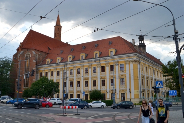 Zdjęcie z Polski - Zolty budynek to czesc Uniwersytetu Wroclawskiego