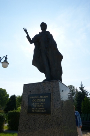 Zdjęcie z Polski - tuż przy kaplicy znajduje się pomnik Ogińskiego