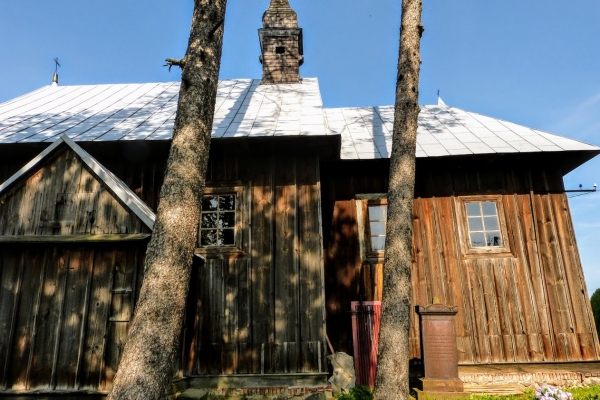 Zdjęcie z Polski - XVII wieczny drewniany kościółek o konstrukcji zrębowej