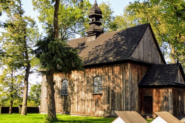 Zdjęcie z Polski - XVII wieczny modrzewiowy kościółek Św. Mikołaja w Tumie