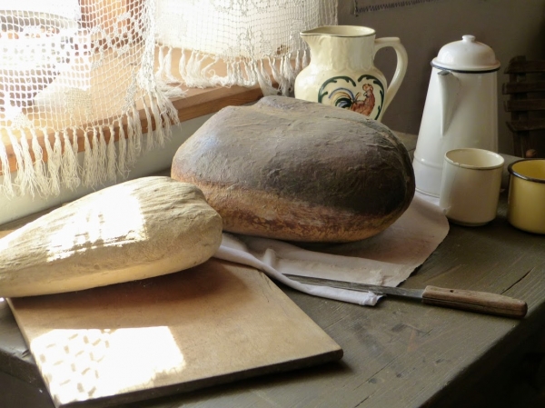 Zdjęcie z Polski - nie śmiałam dotknąć, ale chlebek raczej styropianowy- jako ekspozycja stała 😊