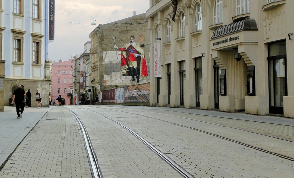 Zdjęcie z Czech - Idziemy główną ulicą. W oddali widzimy jakiś ciekawy mural.