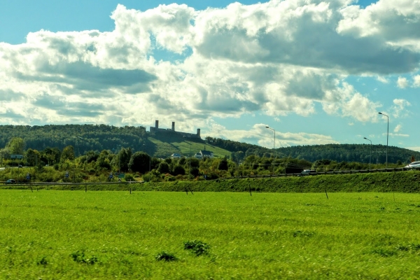 Zdjęcie z Polski - tuż za Kielcami widoczne na horyzoncie ukazują się ruiny zamku w Chęcinach 