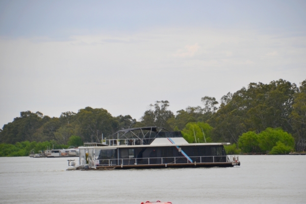 Zdjęcie z Australii - Plynie houseboat