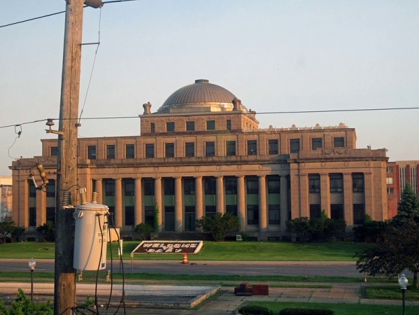 Zdjęcie ze Stanów Zjednoczonych - Miasto Gary, Indiana i budynek Ratusza, widziany z pociągu.