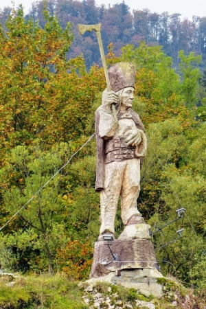 Zdjęcie z Polski - ten Góral na Kotuńce- to już jest chyba 4 rzeźba Górala w historii Szczawnicy