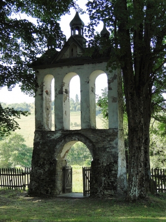 Zdjęcie z Polski - Spojrzenie na bramę-dzwonnicę od strony świątyni.