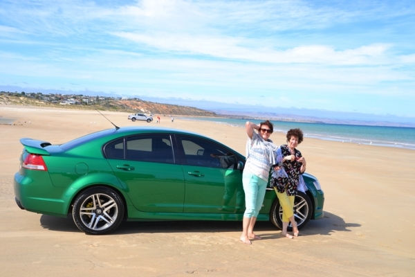 Zdjęcie z Australii - Mama i kuzynka na "samochodowej" czesci plazy Moana