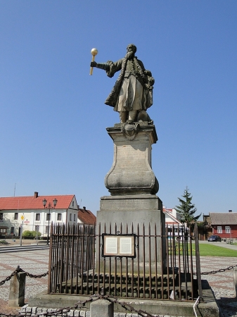 Zdjęcie z Polski - W centralnej części Rynku podziwiać możemy pomnik hetmana Stefana Czarnieckiego.