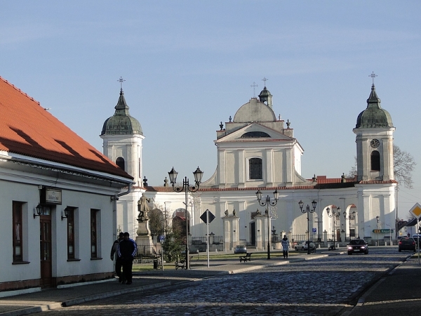 Zdjęcie z Polski - A tak wyglądało to miejsce przed remontem kościoła.