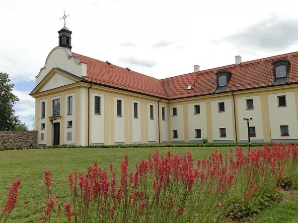 Zdjęcie z Polski - Klasztor bernardynów – obecnie dom pomocy społecznej.
