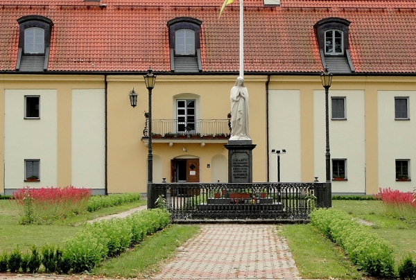 Zdjęcie z Polski - Klasztor bernardynów – obecnie dom pomocy społecznej.