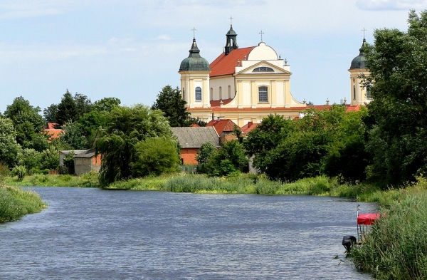 Zdjęcie z Polski - Przechodzimy na drugą stronę Narwi. Z jazu mamy piękny widok na kościół.