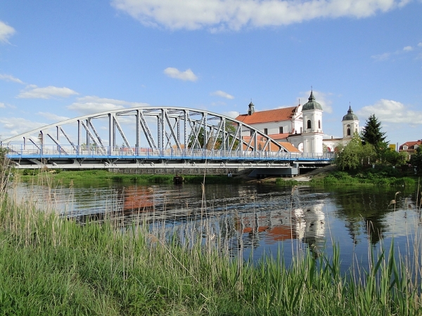 Zdjęcie z Polski - Idąc brzegiem rzeki podziwiamy widoki na kościół i most odbijające się w lustrze wody.