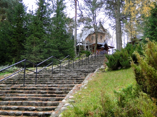 Zdjęcie z Polski - Od cerkwi Przemienienia Pańskiego schodzi się schodami w kierunku słynnego źródełka.