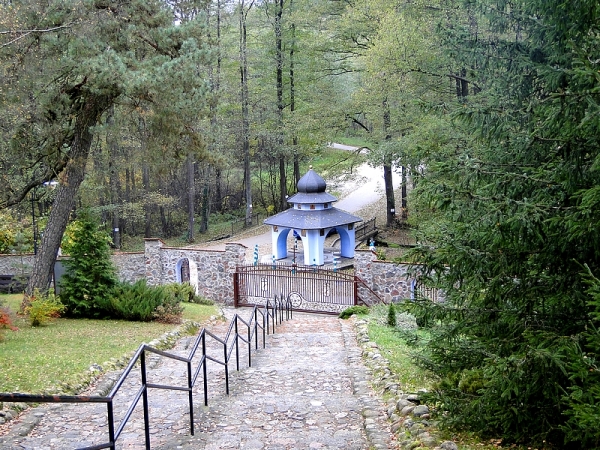 Zdjęcie z Polski - Scodząc schodami mamy ładny widok na zadaszenie nad źródłem.