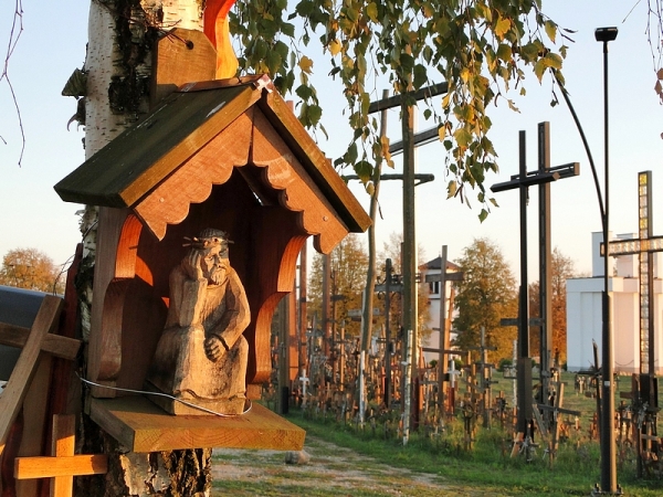Zdjęcie z Polski - Spotykamy tu też ciekawe kapliczki umieszczone na drzewach.