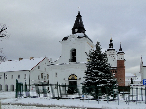 Zdjęcie z Polski - Warto zacząć od zwiedzania monasteru, wchodząc przez bramę-dzwonnicę.