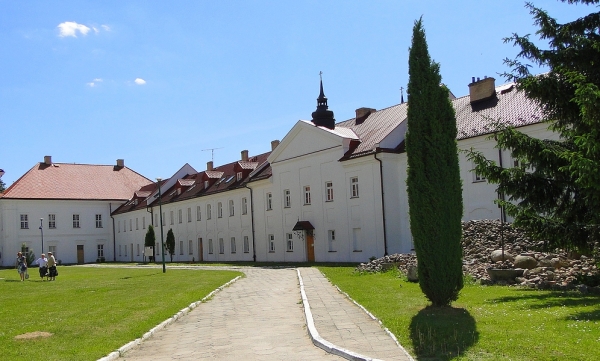 Zdjęcie z Polski - Pięknie odnowione są budynki klasztorne.