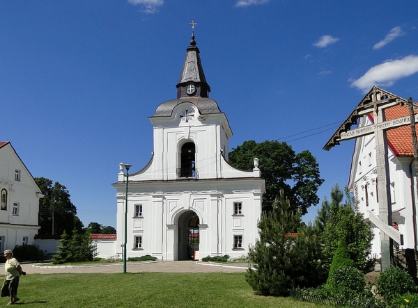 Zdjęcie z Polski - Brama-dzwonnica widziana od strony dziedzińca klasztornego.