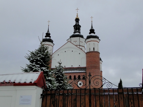 Zdjęcie z Polski - Udaliśmy się spacerkiem wzdłuż klasztornego ogrodzenia, w kierunku bulwarów.