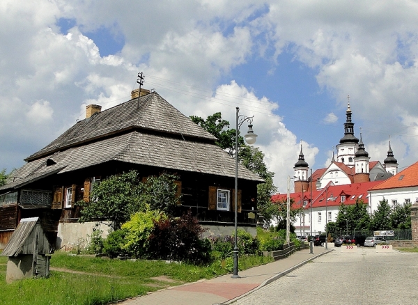 Zdjęcie z Polski - Uroczy Dom Ogrodnika zawsze mnie zatrzymuje na dłużej, zwłaszcza latem, gdy otacza go kwitnący ogród