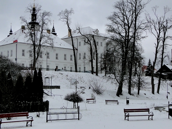 Zdjęcie z Polski - Po zejściu po schodkach na bulwary, będziemy podziwiać widok na monaster. Na początek widoki zimowe.