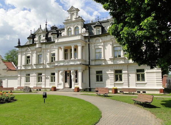 Zdjęcie z Polski - Pałac Buchholtzów w letniej scenerii.