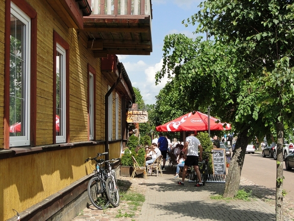 Zdjęcie z Polski - "Jarzębinka" mieści się w zabytkowym, drewnianym domu przy głównej ulicy.