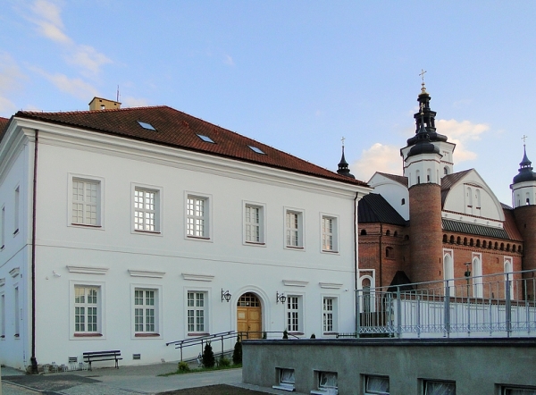 Zdjęcie z Polski - Wejście do muzeum znajduje się w szczytowej ścianie Pałacu Archimandrytów