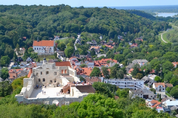Zdjęcie z Polski - Widac ruiny zamku a z tylu  Klasztor OO. Reformatów i Sanktuarium 