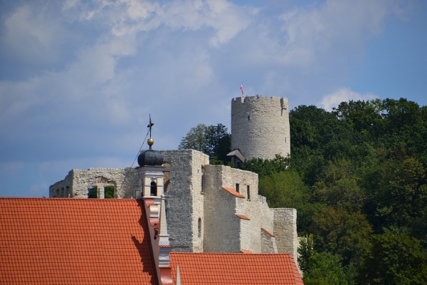 Zdjęcie z Polski - Kosciol Farny, ruiny zamku i baszta