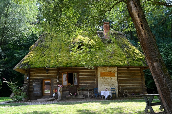 Zdjęcie z Polski - Malownicza chata w drodze do Wąwozu Korzeniowego
