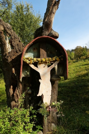Zdjęcie z Polski - zachował się tu jeszcze przydrożny krzyż łemkowski zawieszony przy starym spróchniałym drzewie
