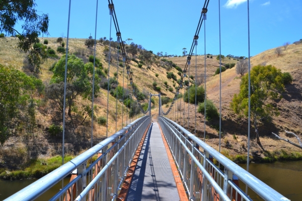 Zdjęcie z Australii - Przechodze przez wiszacy mostek