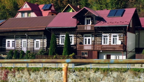 Zdjęcie z Polski - bardzo ładnie utrzymane stare domy w duchu wiejskim 