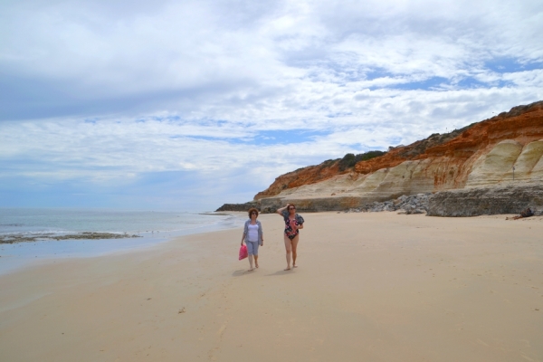 Zdjęcie z Australii - Mama i kuzynka na plazy Noarlunga Beach