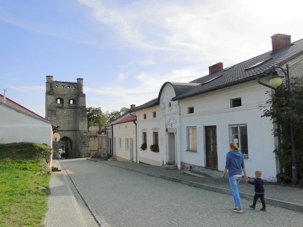 Zdjęcie z Polski - Niesamowity jest kontrast pomiędzy potężną, kamienną bramą, a małymi domkami przy ulicy.