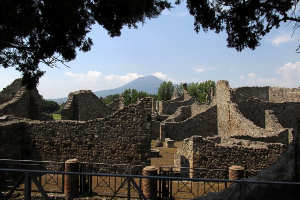 Zdjęcie z Włoch - Wezuwiusz górujący nad Pompejami