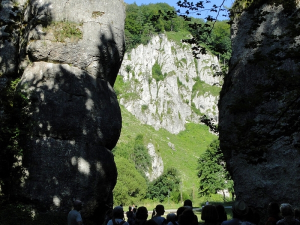 Zdjęcie z Polski - Widok przez Bramę Krakowską w kierunku formacji skalnej Rękawica.