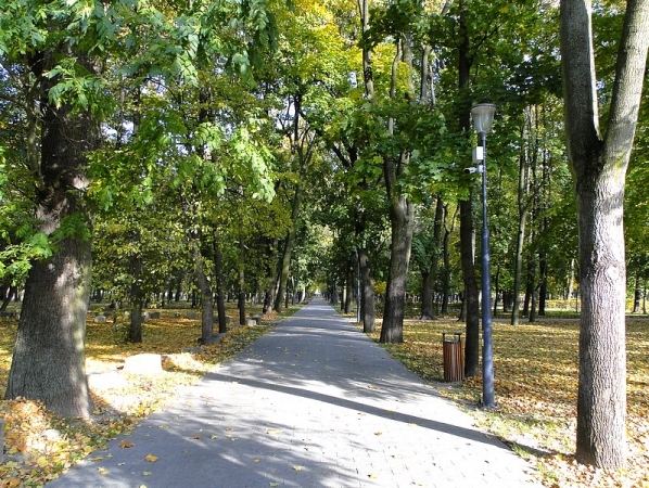 Zdjęcie z Polski - Wchodzimy do pięknego parku otaczającego pałac.