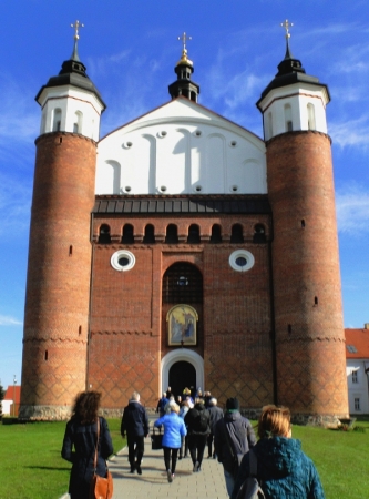 Zdjęcie z Polski - Wkrótce jednak wróciliśmy do klasztornej bramy.