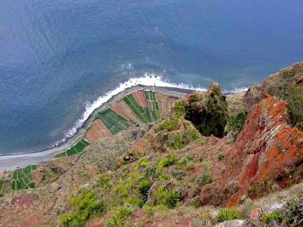 Zdjęcie z Portugalii - Widok na pola uprawne u stóp klifu Cabo Girao