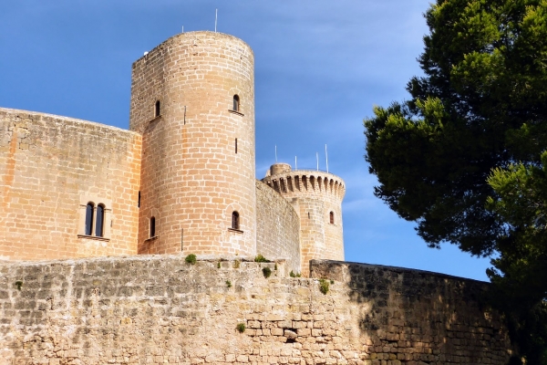 Zdjęcie z Hiszpanii - mury zamku Bellver rozgrzane już porannym słońcem