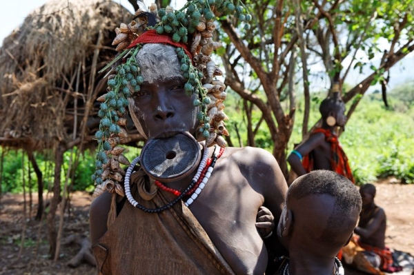Zdjęcie z Etiopii - Kobieta z plemienia Mursi