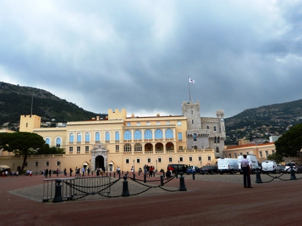 Zdjęcie z Andory - i wyłania się Pałac Księcia (Grimaldich)