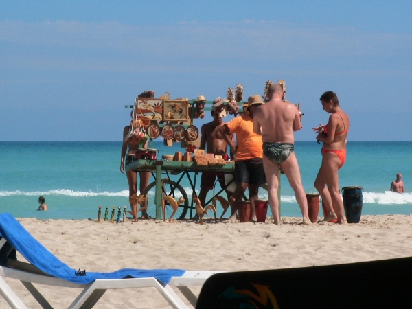 Zdjęcie z Kuby - plażowi sprzedawcy 