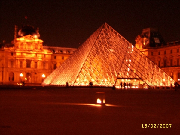 Zdjęcie z Francji - Louvre nocą