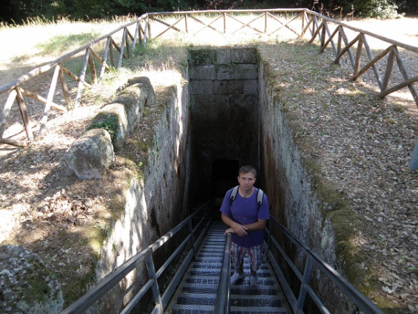 Zdjęcie z Włoch - Wejście do komory grobowe