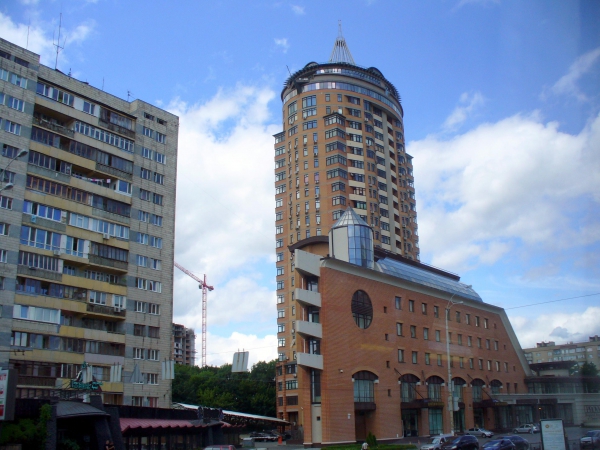 Zdjęcie z Ukrainy - apartamentowiec w budowie